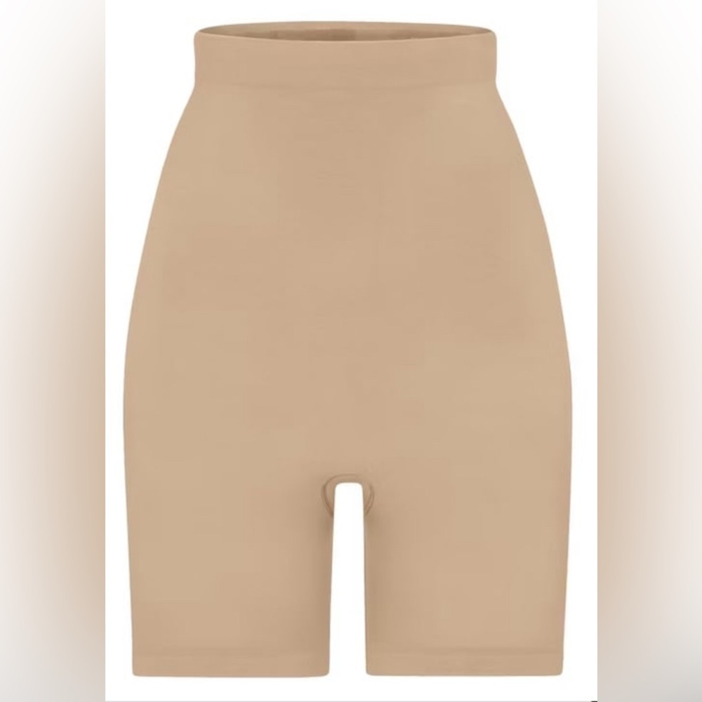 SKIMS HIGH WAISTED ABOVE THE KNEE SHORTS SMALL